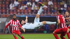 NŮŽKY. Olivier Giroud (Chelsea) se akrobaticky prosazuje proti Atlétiku Madrid.