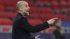Pep Guardiola kou�uje fotbalisty Manchesteru City.