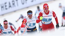 Rus Alexandr Bolšunov (vpravo) během mužského skiatlonu v Oberstdorfu