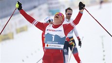 Rus Alexandr Bolunov se raduje z vítzství ve skiatlonu na mistrovství svta v...