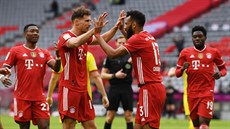 Fotbalisté Bayernu se radují z gólu proti Kolínu nad Rýnem.