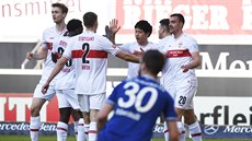 Fotbalisté Stuttgartu slaví vstelenou branku v zápase proti Schalke.