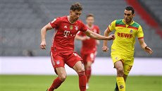 Leon Goretzka (vlevo) z Bayernu vede balon v zápase proti Kolínu.