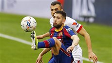 Jordi Alba (v popedí) z Barcelony se snaí odehrát balon, zezadu ho sleduje...