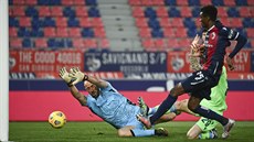 Branká Lazia Pepe Reina (vlevo) se marn natahuje po gólové stele, kterou...