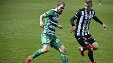 David Bartek (vlevo) z Bohemians vede balon, z pravé strany ho sleduje Joná...