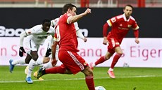 Max Kruse z Unionu Berlin se napahuje ke gólové penalt v zápase proti...