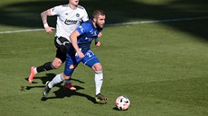 Olomoucký Martin Sladký (v modrém) vede balon, za ním bí Roman Potoný ze...