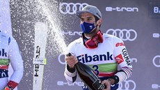 Francouzský lya Mathieu Faivre slaví vítzství v obím slalomu v Bansku.