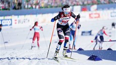 Kateřina Razýmová běží sprint dvojic na mistrovství světa v Oberstdorfu.