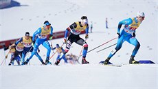 Lud�k �eller (druhý zprava) b�í sprint dvojic na mistrovství sv�ta v...