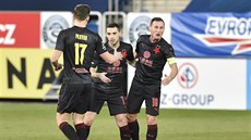 Fotbalisté Slavie Luká Provod, Nicolae Stanciu a Jan Boil (zleva) se radují z...