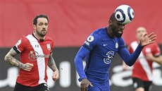 Antonio Rüdiger z Chelsea hlavikuje mí ped Dannym Ingsem ze Southamptonu.