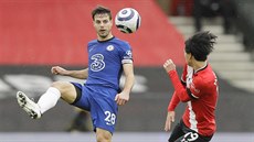 Cesar Azpilicueta z Chelsea (vlevo) odehrává mí ped Takumim Minaminem ze...