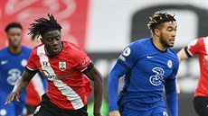 Mohammed Salisu ze Southamptonu (vlevo) se snaí dostihnout Reece Jamese z...