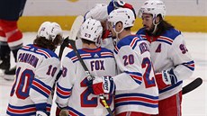 Hokejisté New Yorku Rangers oslavují vstelený gól.