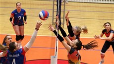 Aneta Havlí�ková z Olympu Praha se sna�í p�ekonat ostravský blok v podání...