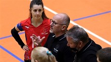 Stanislav Mitá�, trenér pra�ského Olympu, rozdává spolu s asistentem Petrem...