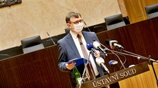 Soudce zpravodaj Vojtěch Šimíček vyhlašuje nález Ústavního soudu ohledně...