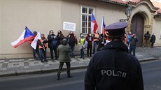 Demonstranti z iniciativy Chcípl PES