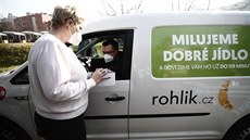 Distribuce a rozvoz vakcíny proti covid-19 praktickým lékam. Firma Rohlík...