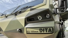 Nová houfnice DITA 155mm eského výrobce Excalibur Army na veletrhu IDEX v Abú...