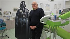 Ale� Koval se �iv� jako zubn� l�ka�, je v�ak i nad�en�m propag�torem sci-fi....