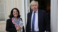Francouzská diplomatka Sylvie Bermannová s britským premiérem Borisem Johnsonem...