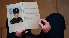 Policista Brian Sicknick zem�el, kdy� bránil rozzu�enému davu demonstrant� ve...
