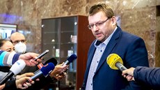 Poslanec Lubomír Volný má zaplatit pokutu ve výi jednoho poslaneckého platu za...