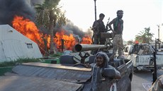 Revoluční bojovníci zaútočili na vojenskou základnu Báb al-Azízíja, která byla...