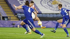 Slávista Luká Provod stílí gól do sít Leicesteru v odvetném utkání...