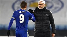 Anglický útoník Jamie Vardy z Leicesteru gratuluje k postupu do osmifinále...