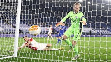 Slávista Luká Provod stílí gól do sít Leicesteru, branká Kasper Schmeichel...