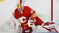 David Rittich hlídá bránu Calgary ped Joem Thorntonem z Toronta. Te se s ním sejde v jednom týmu