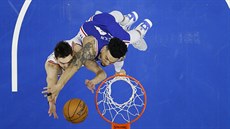 Tomá Satoranský z Chicaga (vlevo) a Danny Green z Philadelphie bojují pod...