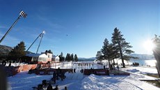 Kulisa utkání pod irým nebem u jezera Tahoe mezi hokejisty Bostonu a...