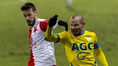 Jakub Hromada ze Slavie (vlevo) a Tomáš Vondrášek z Teplic bojují o míč.