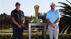 Max Homa (vpravo) a Tiger Woods na turnaji v Pacific Palisades s vít�znou...