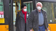 K povinnému no�ení respirátor� se lidé ve Zlín� postavili odpov�dn� (foto z 25....