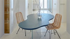Deska stolu má organický tvar, je vyrobena z několika vrstev překližky. Podnoží...