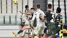Cristiano Ronaldo (vlevo) hlavikuje v zápase s Crotone.