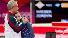 Trenér amerických gymnastek John Geddert s Jordyn Wieberovou na olympijských...