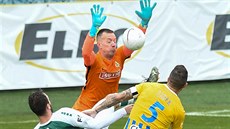 Martin Doleal (vlevo) z Jablonce v anci ped brankáem Vilémem Fendrichem z...