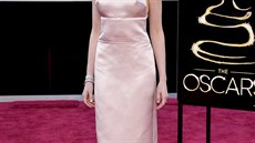 Anne Hathawayová v roztomilých, pastelově růžových šatech Prada v roce 2013.