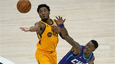 Donovan Mitchell (45) z Utahu a Terry Rozier z Charlotte bojují o mí.