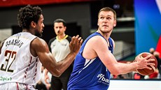 Český basketbalista Martin Peterka (vpravo) útočí v zápase s Belgií kolem...