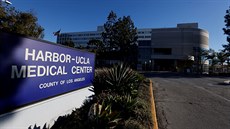 Kalifornská nemocnice Harbor-UCLA Medical Center v Torrance peuje o zranného...