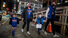 Tiadvactho nora se do Madison Square Garden vrtili prvn fanouci NBA,...