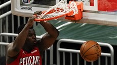 Zion Williamson z New Orleans potrestal obrouku v hale Milwaukee.